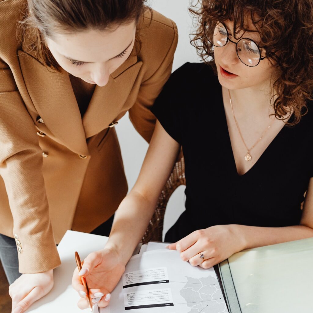 Ich helfe KMU im Raum Böblingen–Nagold–Tübingen, wieder ins Tun zu kommen – mit klarer Moderation, strukturierter OE-Arbeit und praxisnaher Change-Unterstützung.